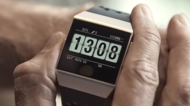 Smartwatch Screen Slå på Visar tidsförskjutningen av den andra — Stockvideo