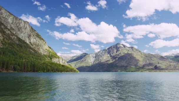 Escénica toma de una cordillera y árboles altos desde el lago — Vídeos de Stock