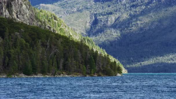 Scatto panoramico di un lago blu e dei pendii montani sullo sfondo — Video Stock