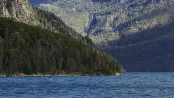 Timelapse av en sjö och skogen berget i bakgrunden — Stockvideo