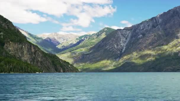 Timelapse van Kalme en Majestueuze Meer door de Bergen en Wolken — Stockvideo