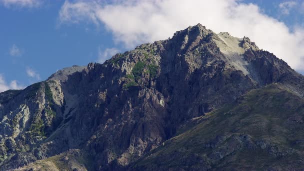 Scenic View van het natuurlijke landschap van een bergtop — Stockvideo