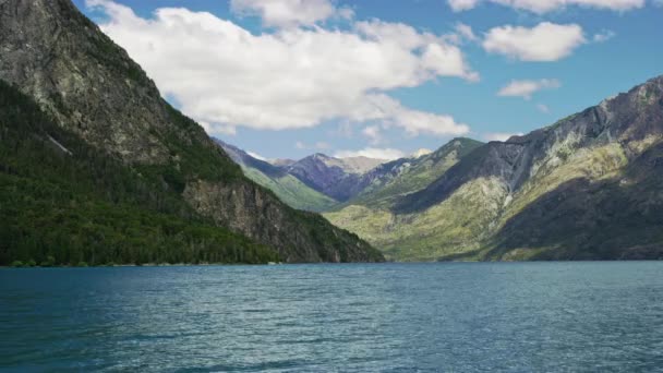 Encantadora vista de un lago y las cordilleras en el fondo — Vídeos de Stock