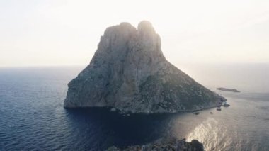 Ibiza 'da Durgun Okyanus Suyu ile çevrili Uçurumun İnsansız Hava Aracı Çekimi
