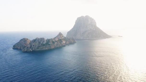 Pintoresca toma de las aguas del océano azul y una isla en un día soleado — Vídeos de Stock