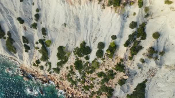 Magnifique prise de vue aérienne des eaux bleues de l'océan par la falaise — Video