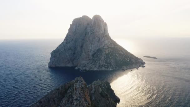 Famoso acantilado y océano en Ibiza con luz solar en segundo plano — Vídeos de Stock