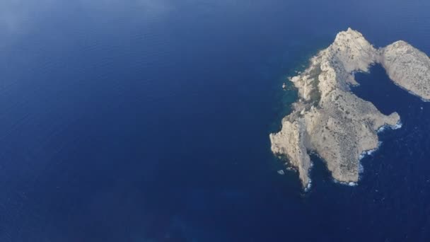 Tiro de cima de águas do oceano de Ibiza com dois penhascos separados — Vídeo de Stock