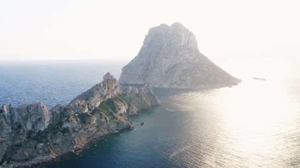 Aguas del océano espumosas en Ibiza y el acantilado disparado desde arriba — Vídeo de stock