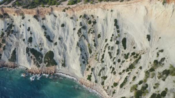 Panoráma Aerial Shot a szélén Mountain Cliff és Ibiza Ocean Waters — Stock videók