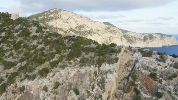 曇り空の下、海に囲まれた山の崖 — ストック動画