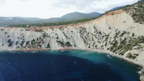 Okyanusun, uçurumun ve dağın manzarası Yukarıdan çekildi. — Stok video