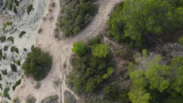 Schöne Luftaufnahme von der Klippe und einem Blick auf das Meer — Stockvideo