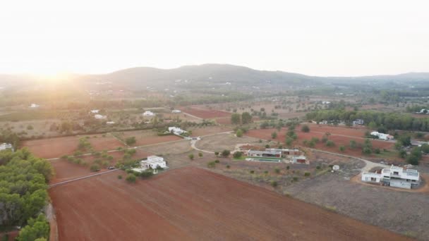 Strzał drona na nowo zebranych polach nizinnych na Ibizie — Wideo stockowe