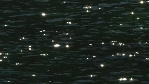 Primer plano cinematográfico de las olas del océano brillando con la luz del sol — Vídeos de Stock