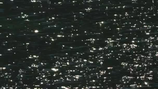 Medium Shot of the Ocean Water Sparkling σε μια ηλιόλουστη μέρα — Αρχείο Βίντεο