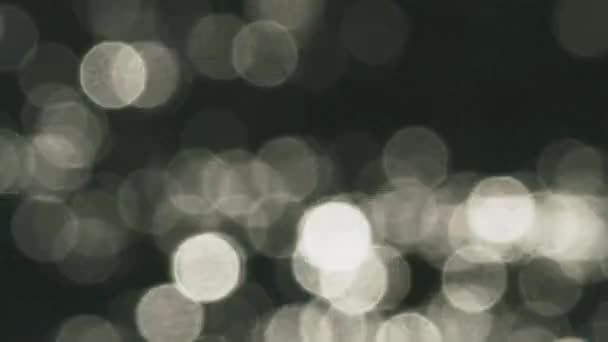 Reflexión de luz blanca sobre el efecto Bokeh con fondo oscuro — Vídeos de Stock