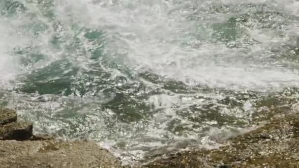 Una mirada más cercana de olas blancas lavadas que se estrellan en rocas grandes — Vídeo de stock
