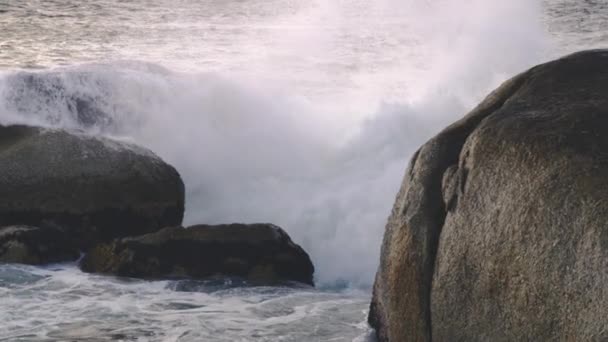 Scenic colpo delle onde grandi che passano attraverso le roccie di Breakwater — Video Stock