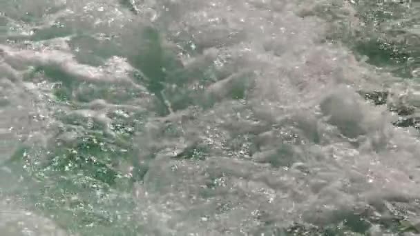 Détente Boucle rapprochée des vagues de l'océan s'écrasant et se brisant en mousse blanche — Video