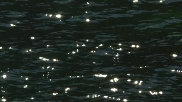 闭合暗蓝色海水在环上造成小浪花 — 图库视频影像