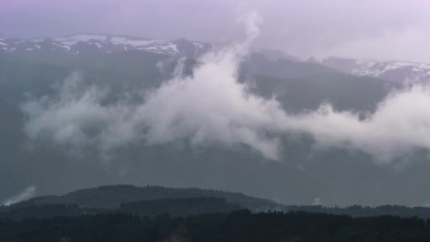 Timelapse of Thin White Felhők egy Mountain Forest tartomány a háttérben — Stock videók