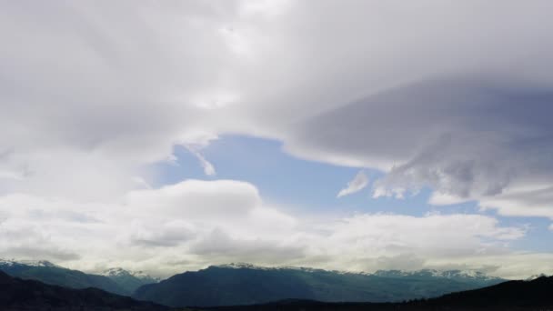 Ciel bleu céleste avec nuages flamboyants sur Timelapse 