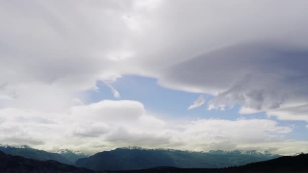 Cielos celestiales azules con nubes voladoras en Timelapse — Vídeo de stock