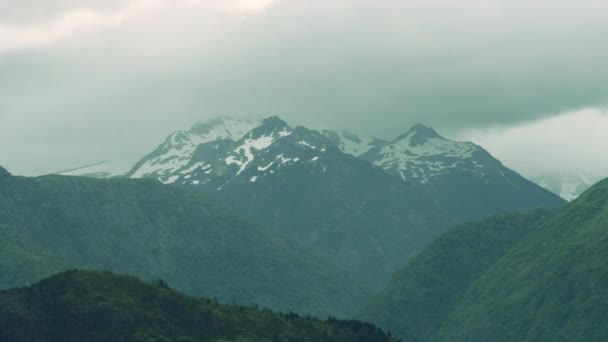 雪の山の峰と雲の風景ショット — ストック動画