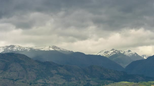 Hegyvonulatok és felhők Timelapse — Stock videók