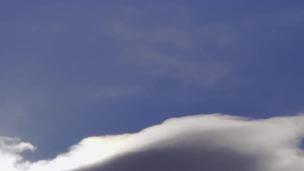 Combinaison de nuages blancs et foncés roulant dans le ciel bleu — Video