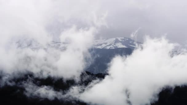 Великолепный выстрел облаков, почти покрывающий горный пик, Timelapse — стоковое видео