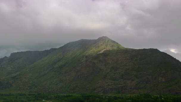 Zeitraffer-Video von Wolken, die fast Berggipfel berühren — Stockvideo