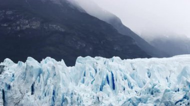 Arjantin 'deki Beyaz Buz Buzulları ve Arka plandaki Uzun Dağlar