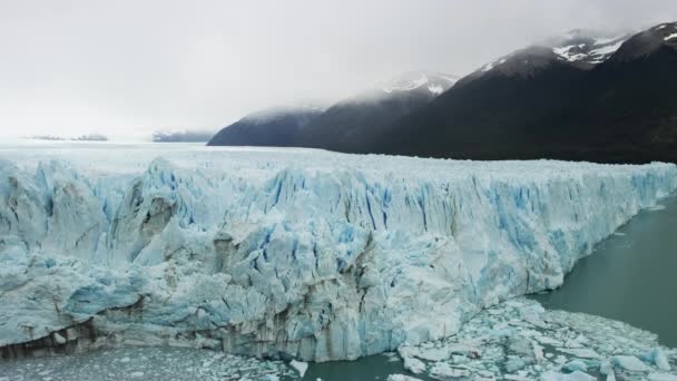 Snötäckta berg Omgivet av en stor grupp isglaciärer i Argentina — Stockvideo