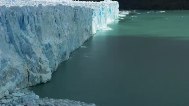 Sida av El Calafate-glaciären med ljus som reflekterar på isen — Stockvideo