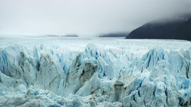Glaciar El Calafate y espesa niebla que rodea las siluetas — Vídeos de Stock