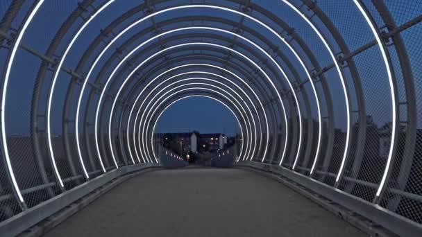 Průchod otevřeným tunelem se světly na konci mostu — Stock video