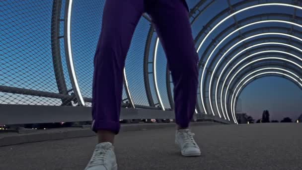 Съемка ног талантливой танцовщицы, делающей несколько танцевальных движений на открытом воздухе — стоковое видео