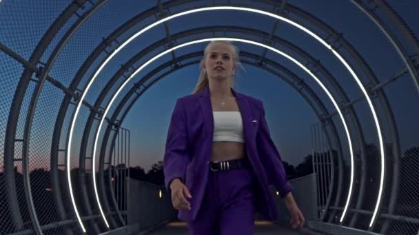 Fantastisk kvinnlig modell korsar en tunnel med ljus runt den och dansar efteråt — Stockvideo