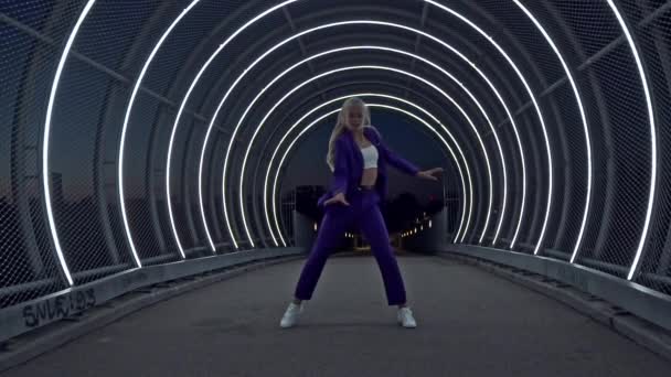 身着紫色服装和白色运动鞋的女舞蹈家的夜间演出 — 图库视频影像