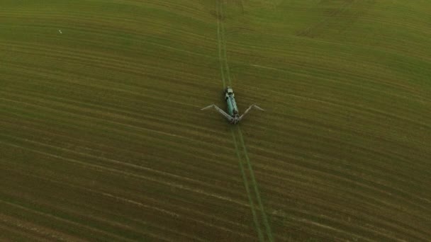 Luftaufnahme eines Plantagentraktors mit Rechen, die sich auf beiden Seiten ausbreiten — Stockvideo