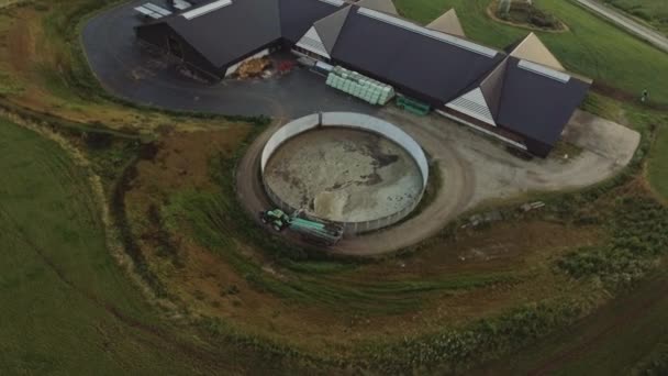 Uitzicht van Boven van Boerderij aan de kant van de weg met boeren aan de zijkant — Stockvideo