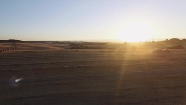 Napsütés Közvetlenül egy gyönyörű tisztított mezőgazdasági terület felett — Stock videók