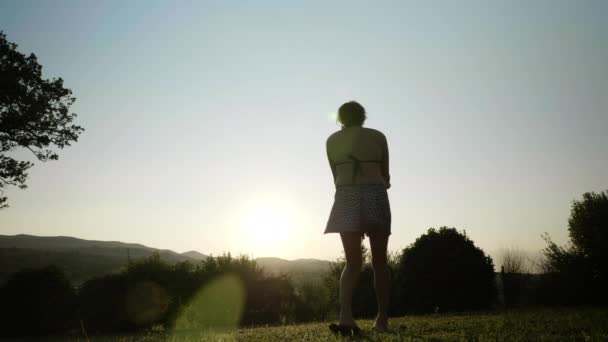 太陽がそれらを通って輝く間、楽しい愛する母は彼女のぽっちゃり赤ちゃんの男の子をスピン — ストック動画