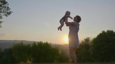 Neşeli Anne 'nin Sevimli Yavrusuyla Oynaması ve Sonra Ona Sarılması