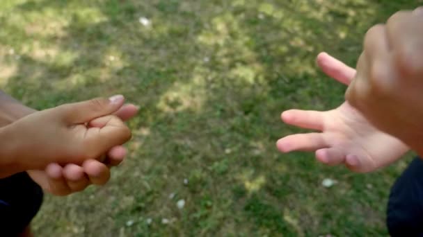 Dos hombres jugando a las tijeras de papel de roca, papel golpeando roca — Vídeos de Stock