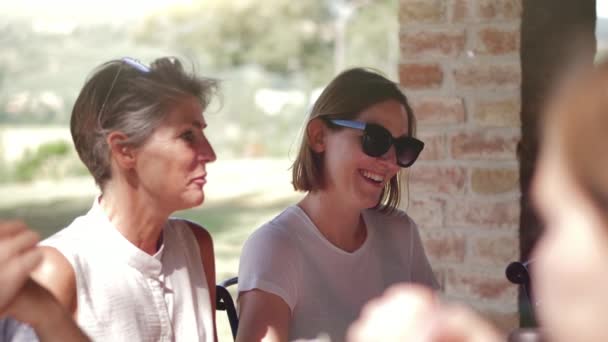 Duas mulheres rindo enquanto conversam durante o café da manhã em família — Vídeo de Stock