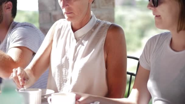 Una vista de dos mujeres sentadas en una mesa para un desayuno familiar - Toscana — Vídeos de Stock