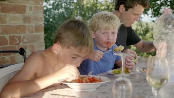 Kids Eating Spaghetti for a Family Dinner, Tuscany — Stok video